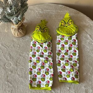 Bioworld Grinch Holiday Towels - Green and White